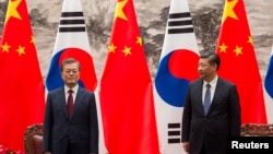 Президент Южной Кореи Мун Чжэ Ин и председатель КНР Си Цзиньпин. Пекин. 14 декабря 2017 г.
