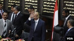 Presiden baru Yaman, Abd-Rabbu Mansour Hadi melambai saat tiba di parlemen Yaman di Sana'a untuk diambil sumpahnya (25/2).