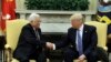 Tổng thống Donald Trump bắt tay nhà lãnh đạo Palestine Mahmoud Abbas trong cuộc họp tại Tòa Bạch Ốc ngày 3/5/2017. 