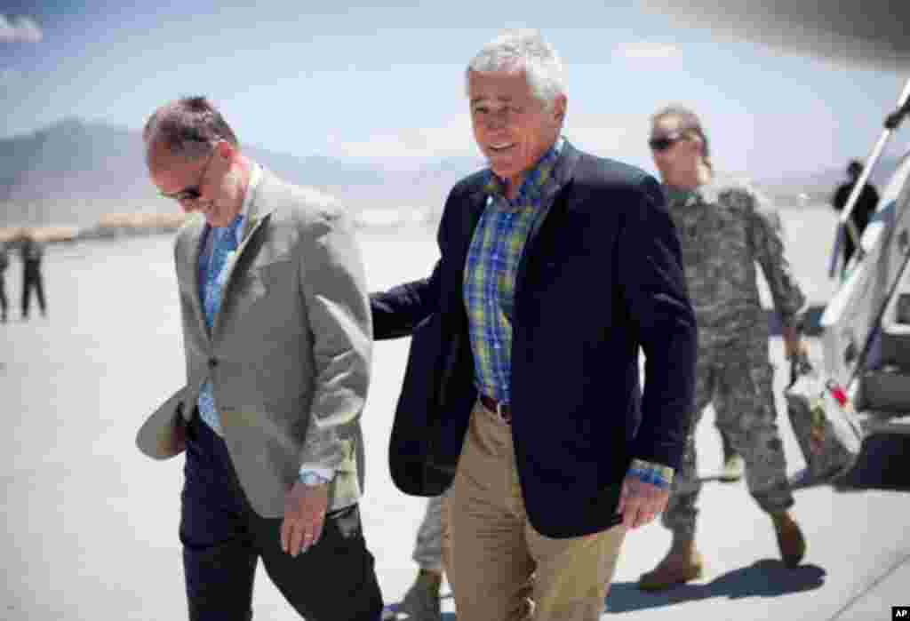 امریکی وزیر دفاع کے ہمراہ افغانستان میں تعینات امریکی سفیر جیمز کننگھم۔