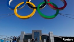 러시아 소치에서 올해 동계올림픽을 앞두고 새로 건설한 기차역에 올림픽을 상징하는 오륜이 걸려있다. (자료사진)