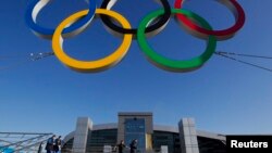 Ring olimpiade dipasang di depan stasiun kereta di kota Sochi, Rusia (foto: dok). 