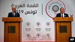 Sekjen Liga Arab Ahmed Aboul Gheit (kiri) dan Menlu Tunisia Khemaies Jhinaoui dalam konferensi pers di Tunis, Tunisia, Minggu (31/3). Liga Arab menolak pengakuan AS bahwa Dataran Tinggi Golan adalah bagian dari wilayah Israel. 