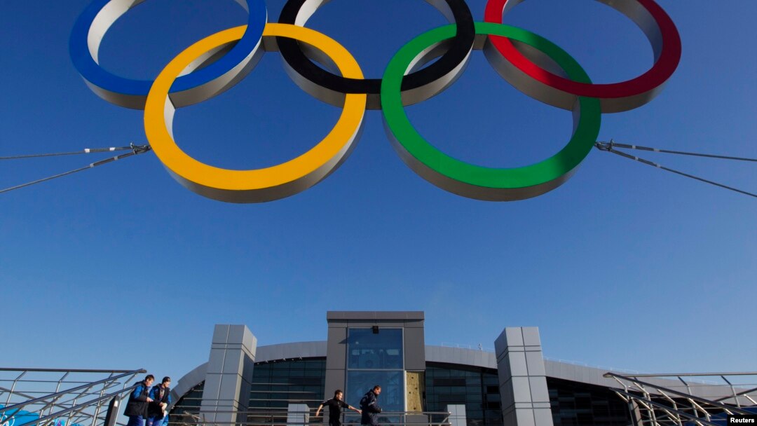 Ring olimpiade dipasang di depan stasiun kereta di kota Sochi, Rusia (foto: dok). 