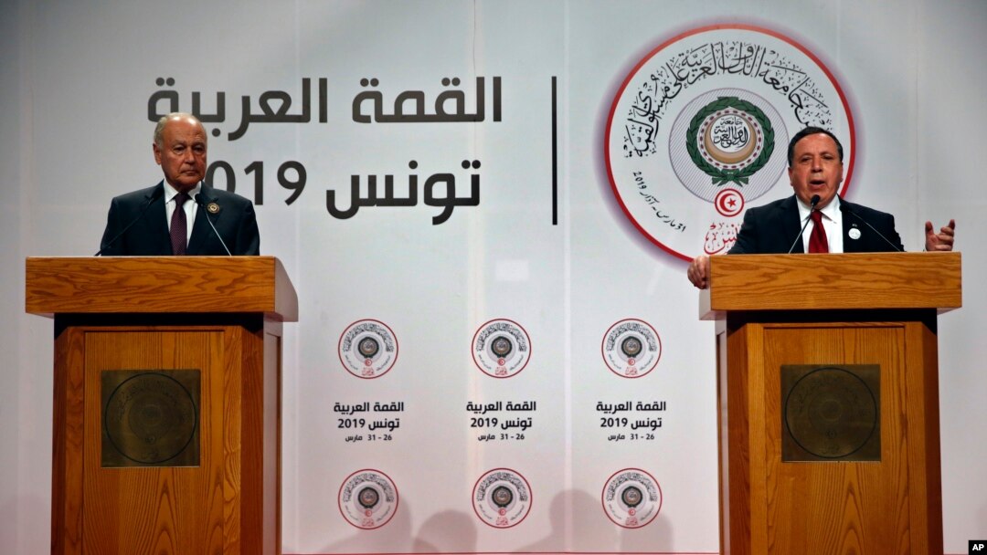 Menteri Luar Negeri Tunisia Khemaies Jhinaoui (kanan) berbicara dalam konferensi pers bersama Sekretaris Jenderal Liga Arab Ahmed Aboul Gheit, pada akhir KTT Arab di Tunis, Tunisia, 31 Maret 2019. 