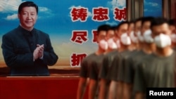 武警在北京紫禁城門的習近平畫像前排隊集合。(2020年5月22日)