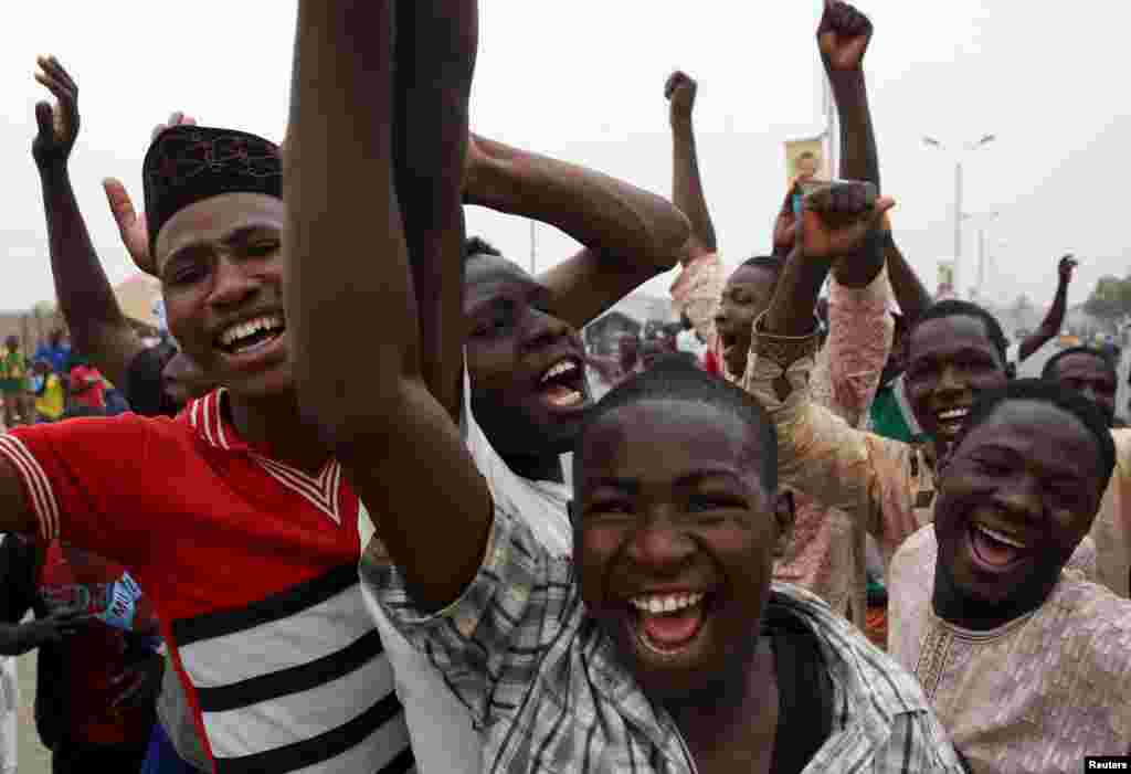 نائیجیریا کی سڑکوں پر جنرل بخاری کے حامی جشن منا رہے ہیں۔