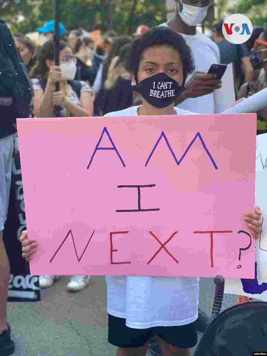 &#191;Soy la pr&#243;xima? pregunta en un cartel esta manifestante en Washington D.C. que participa en las protestas contra la injusticia racial y el abuso policial. S&#225;bado 6 de junio de 2020.