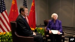 美国财政部长耶伦与中国副总理何立峰在旧金山会晤。(2023年11月10日)