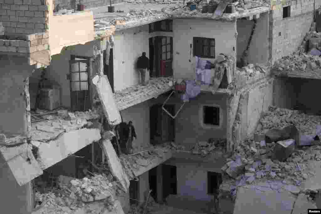 19일 시리아 정부군이 알레포 시를 폭격한 후에 마을 주민들이 주거지가 폐허가 되었다. 