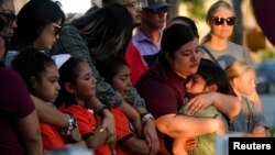 Warga berduka atas korban penembakan massal di sekolah dasar Robb, di Uvalde, Texas (dok: REUTERS/Veronica G. Cardenas)