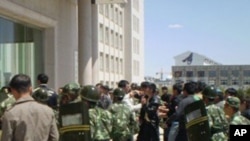 中国防暴警察5月27日与内蒙古抗议民众对峙