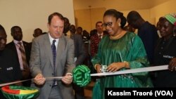 L’ambassadeur des USA au Mali, Paul Folmsbee, à droite, et la ministre de la Culture du Mali N'Diaye Ramatoulaye Diallo ont procédéau lancement officiel du site internet et au vernissage de l’exposition issue des archives de cinq photographes professionnels du Mali à savoir Malick SIDIBE, Adama Kouyate, Tidiani Sitou, Abdourahmane Sakaly et Mamadou Cisse, Bamako, Mali, 16 mai 2017. (VOA/Kassim Troaré)