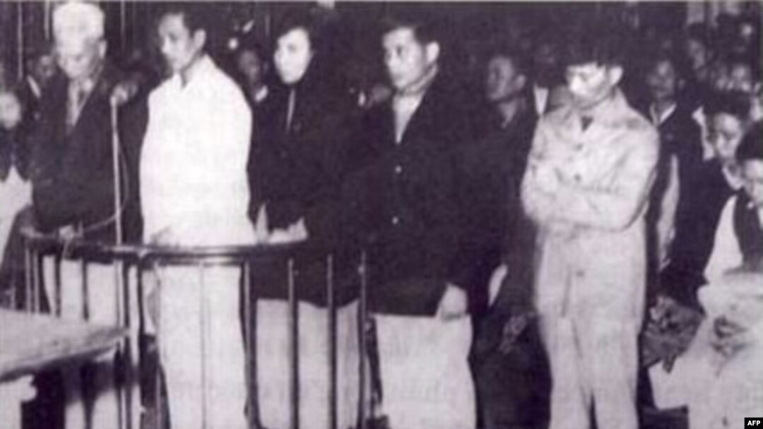 Phiên tòa tại Hà Nội (19/01/1960) xét xử vụ Nhân Văn Giai Phẩm. Từ trái sang phải: Nguyễn Hữu Đang, Trần Thiếu Bảo, Thuỵ An, Phan Tại và Lê Nguyên Chí