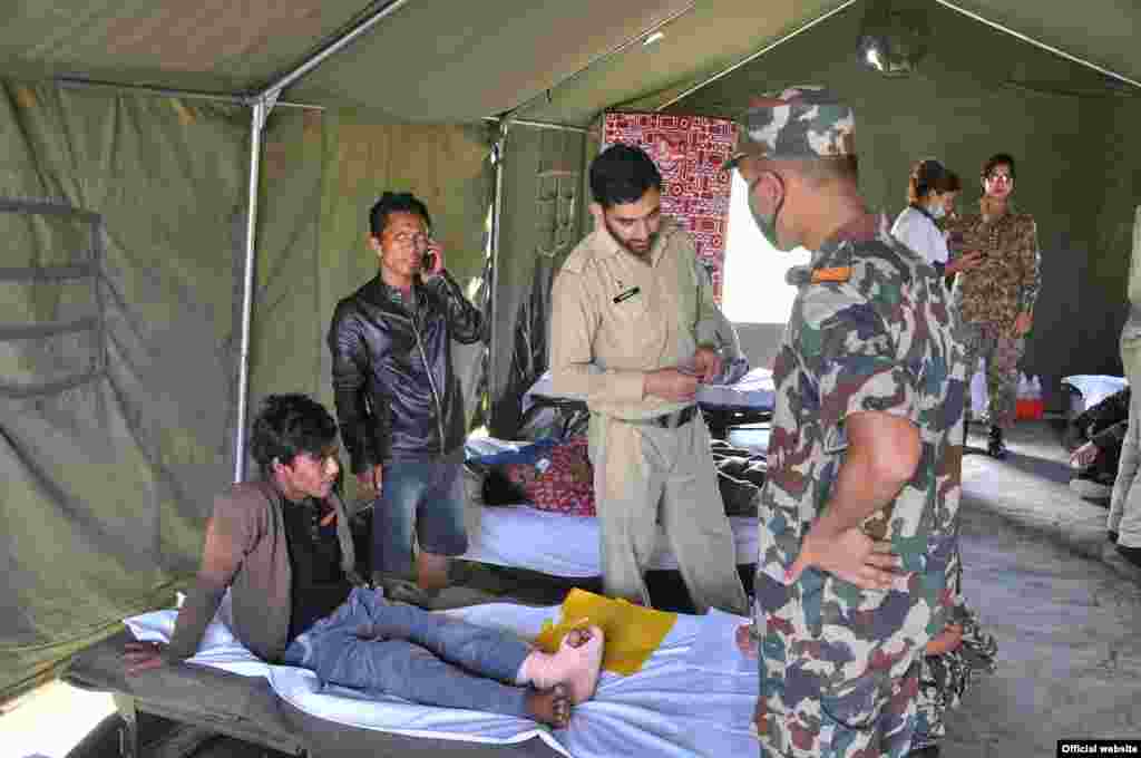 پاکستانی فوج کے ڈاکٹر مختلف شعبوں میں مہارت رکھتے ہیں اور نیپالی عوام کی خدمت میں مصروف ہیں۔