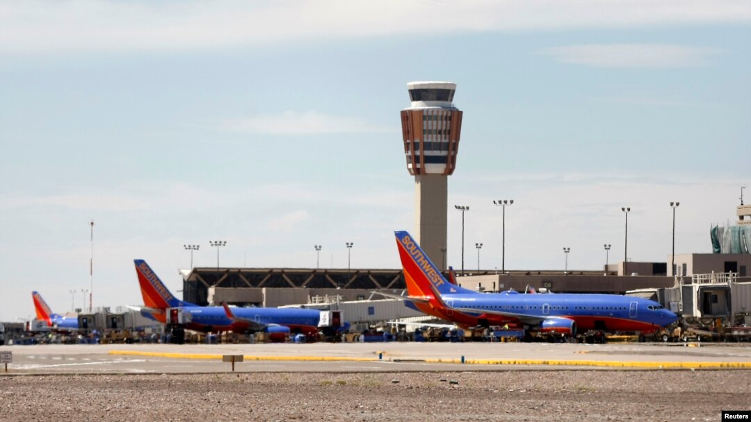 Bandara internasional Sky Harbor di Phoenix, Arizona, tempat berlangsungnya kelas untuk mengatasi rasa takut terbang. (Foto: Dok)