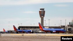 Bandara internasional Sky Harbor di Phoenix, Arizona, tempat berlangsungnya kelas untuk mengatasi rasa takut terbang. (Foto: Dok)