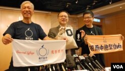3位佔中發起人(左起)朱耀明、戴耀廷、陳健民呼籲港人參加7-1大遊行，並展示將於遊行街站出售的毛巾等物品（湯惠芸攝）