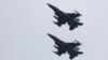Винищувачі F-16 літають над Куцовою, нещодавно відбудованою авіабазою НАТО в Албанії, 4 березня 2024 року. REUTERS/Florion Goga