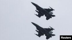 Винищувачі F-16 літають над Куцовою, нещодавно відбудованою авіабазою НАТО в Албанії, 4 березня 2024 року. REUTERS/Florion Goga