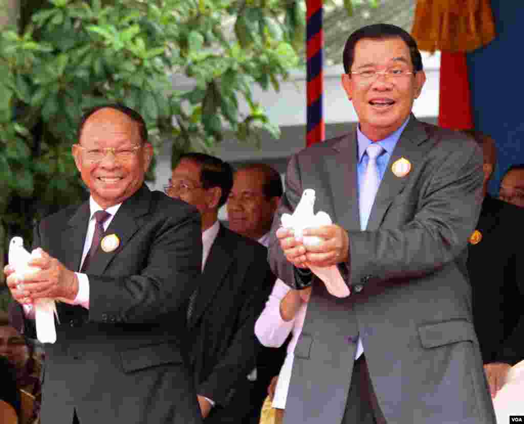 លោក ហេង សំរិន ប្រធានរដ្ឋសភា និងលោកនាយករដ្ឋមន្រ្តី ហ៊ុន សែន ប្រធានគណបក្សប្រជាជនកម្ពុជាប្រលែងសត្វព្រាបនៅក្នុងរំលឹកខួបទី៦៥នៃថ្ងៃបង្កើតគណបក្សប្រជាជនកម្ពុជានៅទីស្នាក់ការកណ្ដាលគណបក្ស នៅរាជធានីភ្នំពេញ នៅថ្ងៃទី២៨ ខែមិថុនា ឆ្នាំ២០១៦។ (ឡេង ឡែន/VOA)