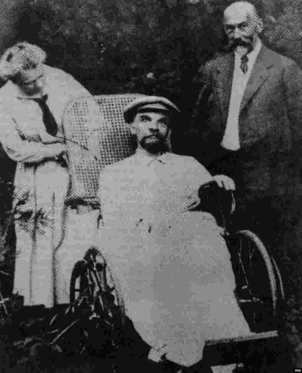 Leninin sağ ikən sonuncu fotosu. Foto çəkilən vaxt o, artıq ağlını itirmişdi. 1923.