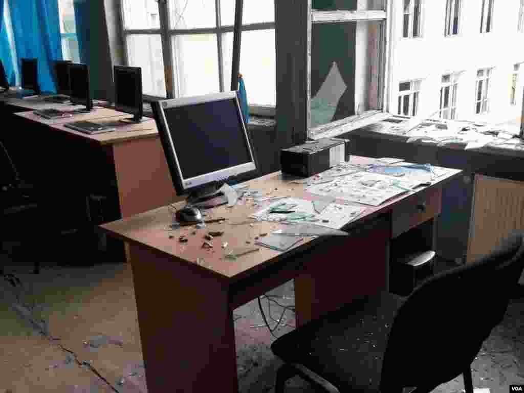 Artileriya atəşi ilə dağıdılmış məktəb