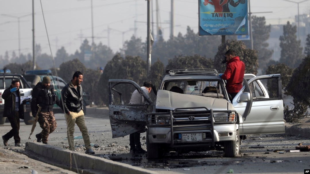 Petugas keamanan memeriksa lokasi ledakan bom di Kabul, Afghanistan, Selasa, 2 Februari 2021. (AP Photo / Rahmat Gul)