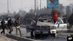 Petugas keamanan memeriksa lokasi ledakan bom di Kabul, Afghanistan, Selasa, 2 Februari 2021. (AP Photo / Rahmat Gul)