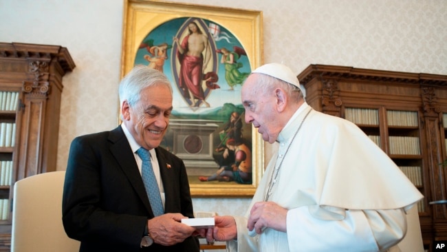 Paus Fransiskus bertukar cinderamata dengan Presiden Chili Sebastian Pinera dalam pertemuan di Vatikan, Kamis, 9 September 2021. (Vatican Media via AP)