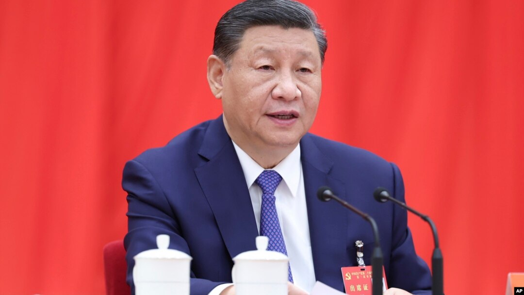 Presiden China Xi Jinping berpidato pada sidang pleno ketiga Komite Sentral Partai Komunis China ke-20, di Beijing. (Xie Huanchi/Xinhua via AP)