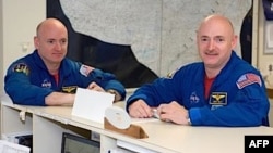 Dua astronot kembar identik Scott Kelly (kiri) dan Mark Kelly (foto: dok).