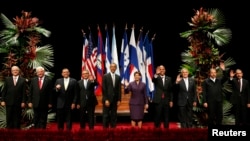 Barack Obama junto a los presidentes que participaron en la cumbre del SICA en San José, Costa Rica.