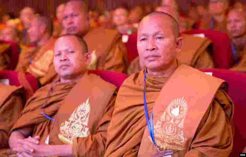 ព្រះសង្ឃទូទាំងប្រទេស ចូលរួមមហាសន្និបាតមន្ត្រីសង្ឃទូទាំងប្រទេស លើកទី២៥ ក្នុងរាជធានីភ្នំពេញ កាលពីថ្ងៃទី៣០ ខែមករា ឆ្នាំ២០១៧។ (ហ៊ាន សុជាតា/ VOA)