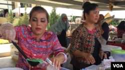 Penjual cendol mempersiapkan pesanan pelanggan dalam acara "Indonesia Culinary Festival 2017" di KJRI Houston, Texas.