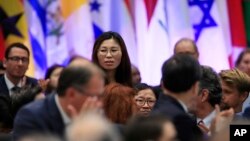 26일 미국 국무부에서 열린 ‘종교의 자유 증진을 위한 장관급회의’에 참석한 탈북자 지현아 씨가 마이크 펜스 부통령의 호명을 받고 자리에서 일어나고 있다.