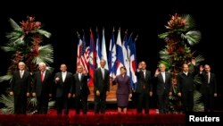 Presiden Barack Obama berpose bersama para pemimpin negara-negara Amerika Tengah di San Jose, Kosta Rika (3/5).