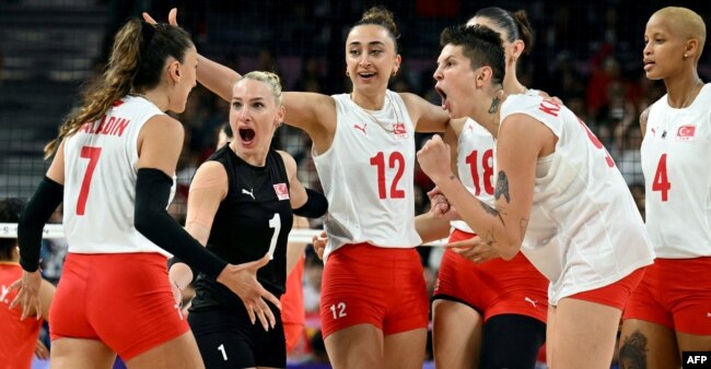 Kadın Milli Voleybol Takımı karşılaşma sonunda gözyaşlarını tutamadı.