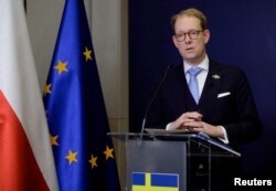 Sweden's Foreign Minister Billstrom and his Polish counterpart Rau attend the press conference in Warsaw