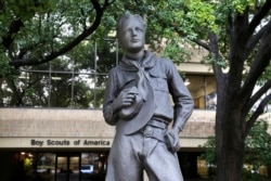 Sebuah patung berdiri di luar markas Boys Scouts of America di Irving, Texas, 12 Februari 2020. Boy Scouts of America telah mengajukan perlindungan kebangkrutan karena dihadapkan dengan rentetan tuntutan hukum baru pelecehan seksual. (Foto: AP)