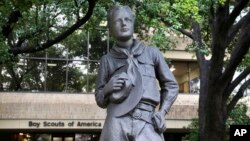 Una estatua frente a la sede de Boy Scouts of America en Irving, Texas, es vista el 12 de febrero de 2020.