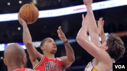 El lanzamiento ganador del alero de los Chicago Bulls, Derrick Rose a 4 segundos del final ante la marca de Pau Gasol de los Lakers.