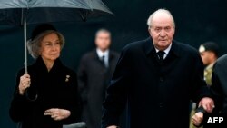 En esta imagen captada en mayo del 2019, el Rey Emérito de España, Juan Carlos, llega junto a la reina Sofía al funeral del Gran Duque de Luxemburgo Jean d'Aviano. 