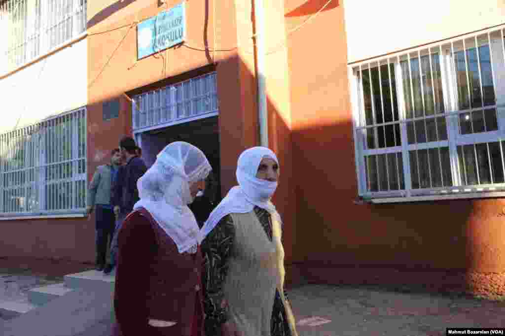 Diyarbakır'ın Sur mahallesinde seçim için sıkı güvenlik önlemleri alındı