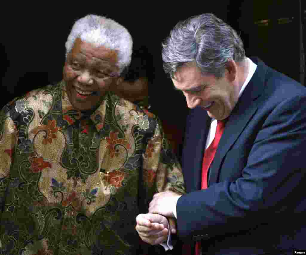 Nelson Mandela, à gauche et le Premier ministre britannique Gordon Brown, à gauche, se tiennent le bras au sortir d&#39;une audience à Downing Street à Londres, le 28 Août 2007. &nbsp;