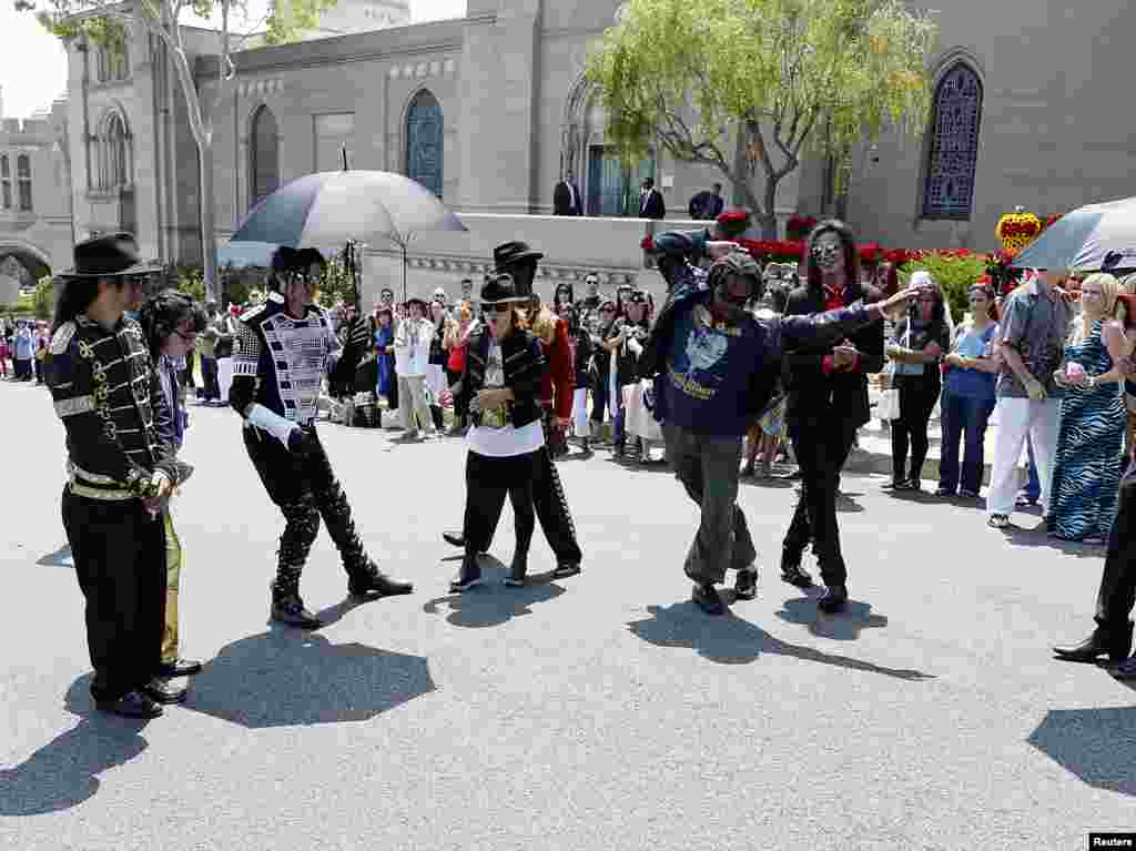 مائیکل جیکسن کے گائے گانوں نے انہیں کنگ آف پاپ یا پاپ موسیقی کا بادشاہ بنایا۔ 