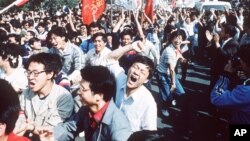 Estudantes pró-democracia manifestando na Praça Tiananmen, em 1989