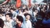 中国大学生1989年春季在北京街头参加要求中共进行民主改革的运动。