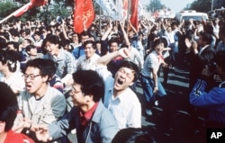 ນັກສຶກສາທັງຫຼາຍ ພາກັນປະທ້ວງ ເພື່ອປະຊາທິປະໄຕ ຢູ່ທີ່ ຈະຕຸລັດ Tiananmen ໃນປີ 1989.