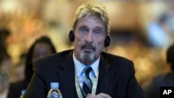 El empresario de software antivirus John McAfee escucha durante una conferencia de seguridad en Internet en Beijing, China, el 16 de agosto de 2016.